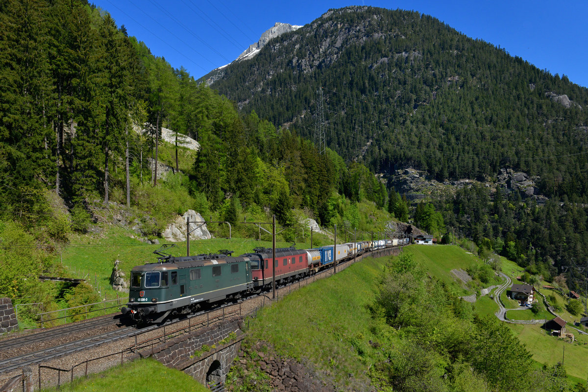 Re 420 330 und eine Re 620 mit einem KLV am 21.05.2016 bei Wassen.