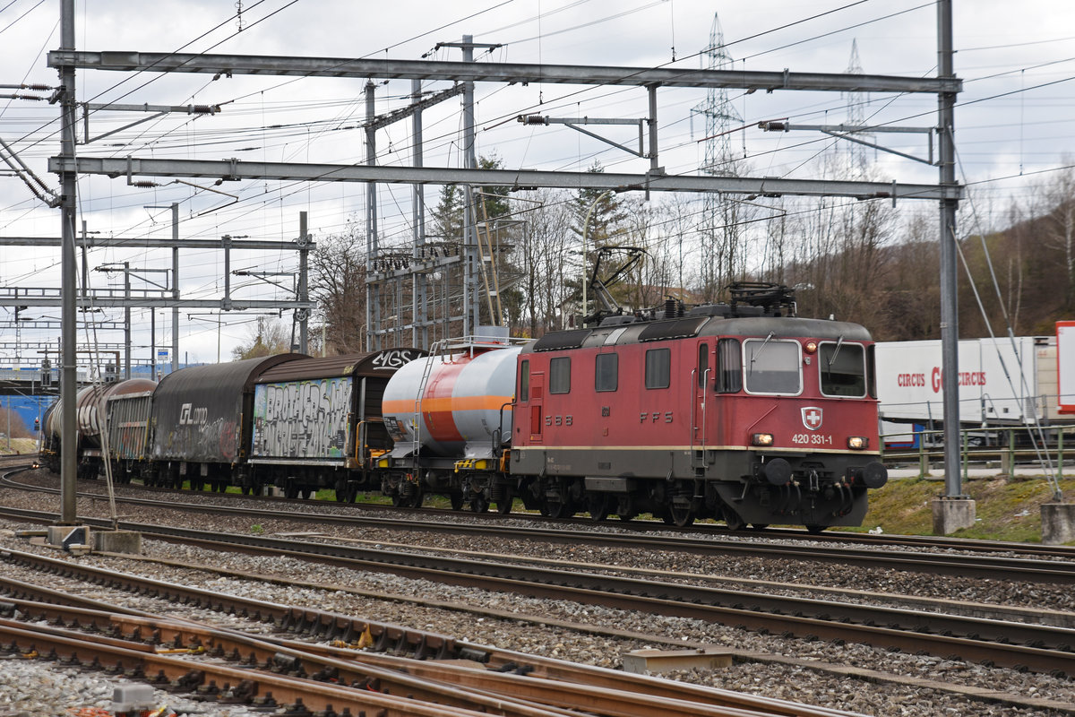 Re 420 331-1 durchfährt den Bahnhof Lausen. Die Aufnahme stammt vom 18.03.2019.