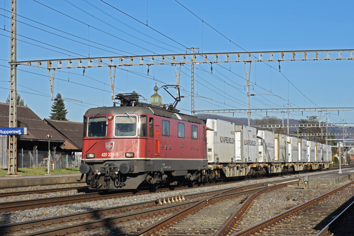 Re 420 331-1 durchfährt den Bahnhof Rupperswil. Die Aufnahme stammt vom 24.02.2020.