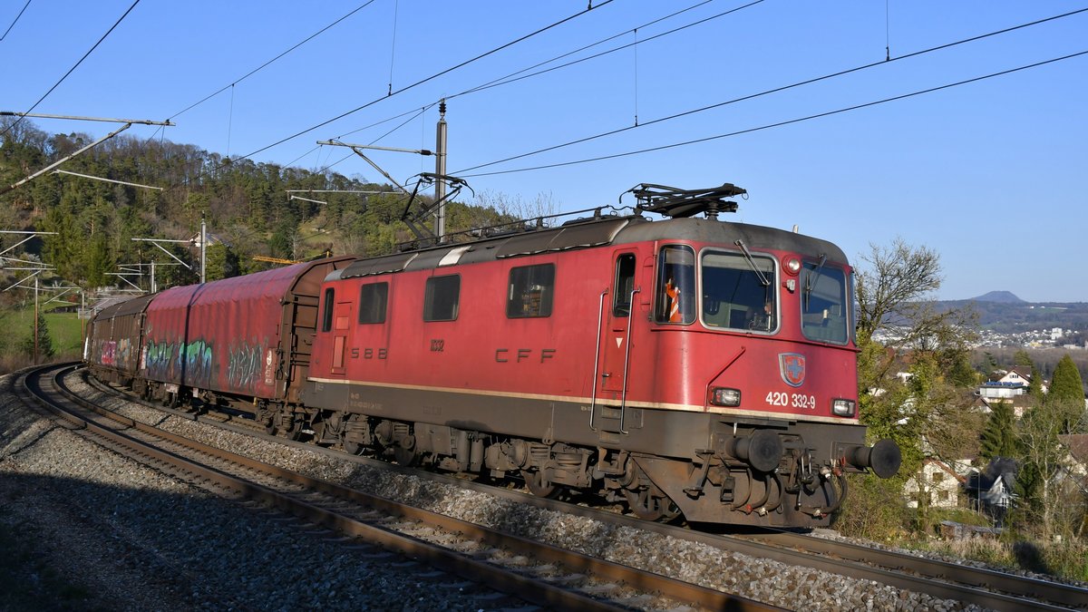 Re 420 332-9 bei der Durchfahrt in Villnachern AG in Richtung Basel am 18.03.2020.
