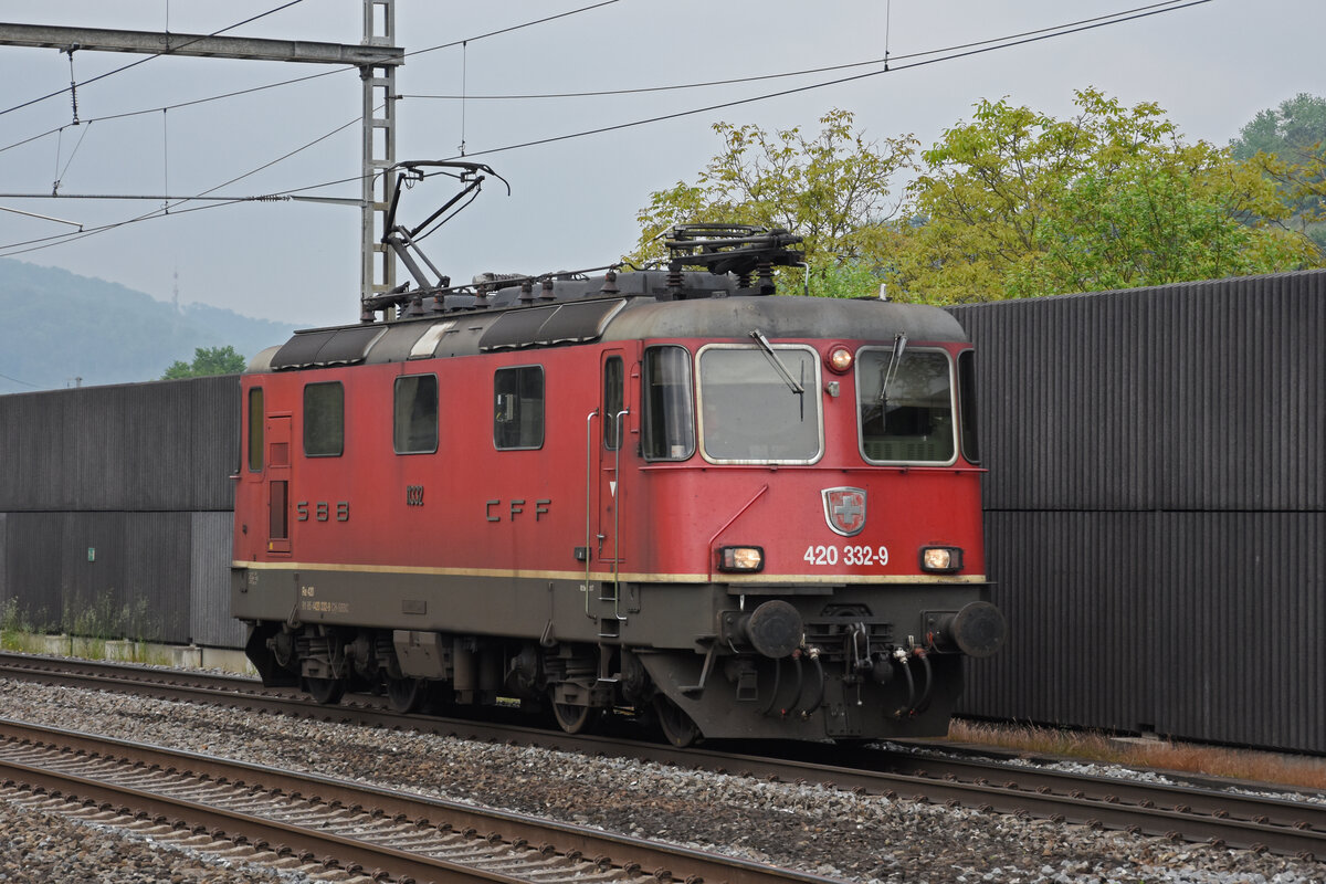 Re 420 332-9 durchfährt am 23.05.2023 solo den Bahnhof Gelterkinden.