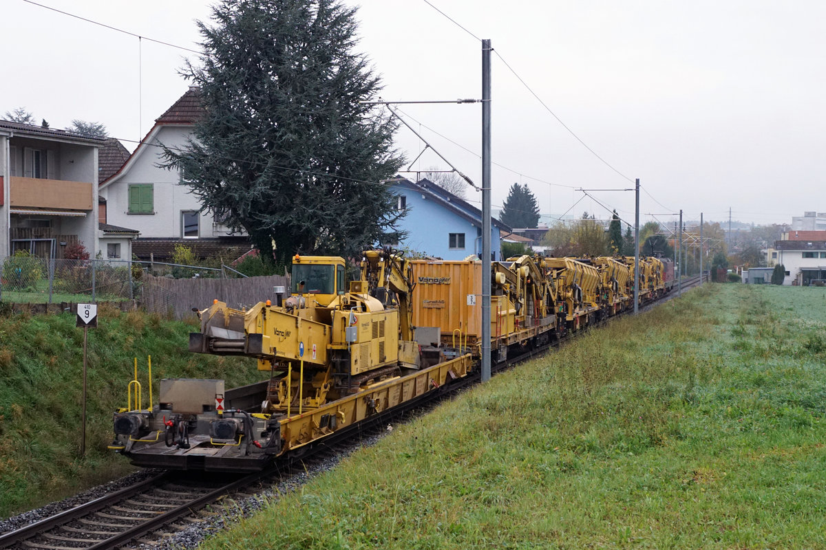 Re 420 332-9 mit einem Bauzug am Hacken der Vanoli Gleisbau AG bei Biberist am frühen und trüben Morgen des 9. November 2019.
Foto: Walter Ruetsch
