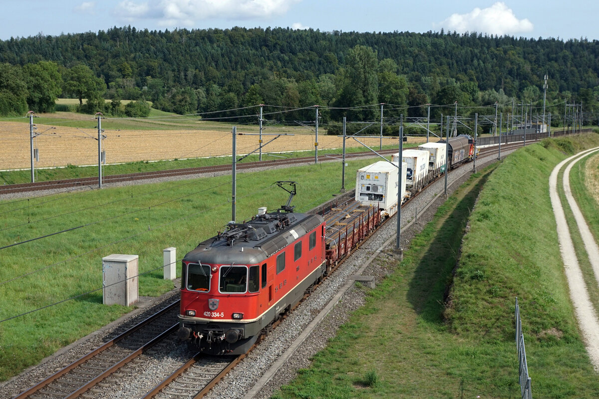 Re 420 334-5 bei Roggwil am 20. August 2021.
Foto: Walter Ruetsch