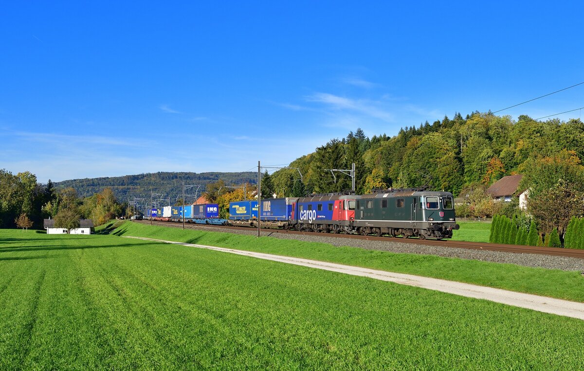Re 420 335 + Re 620 033 mit einem KLV am 05.10.2022 bei Murgenthal.