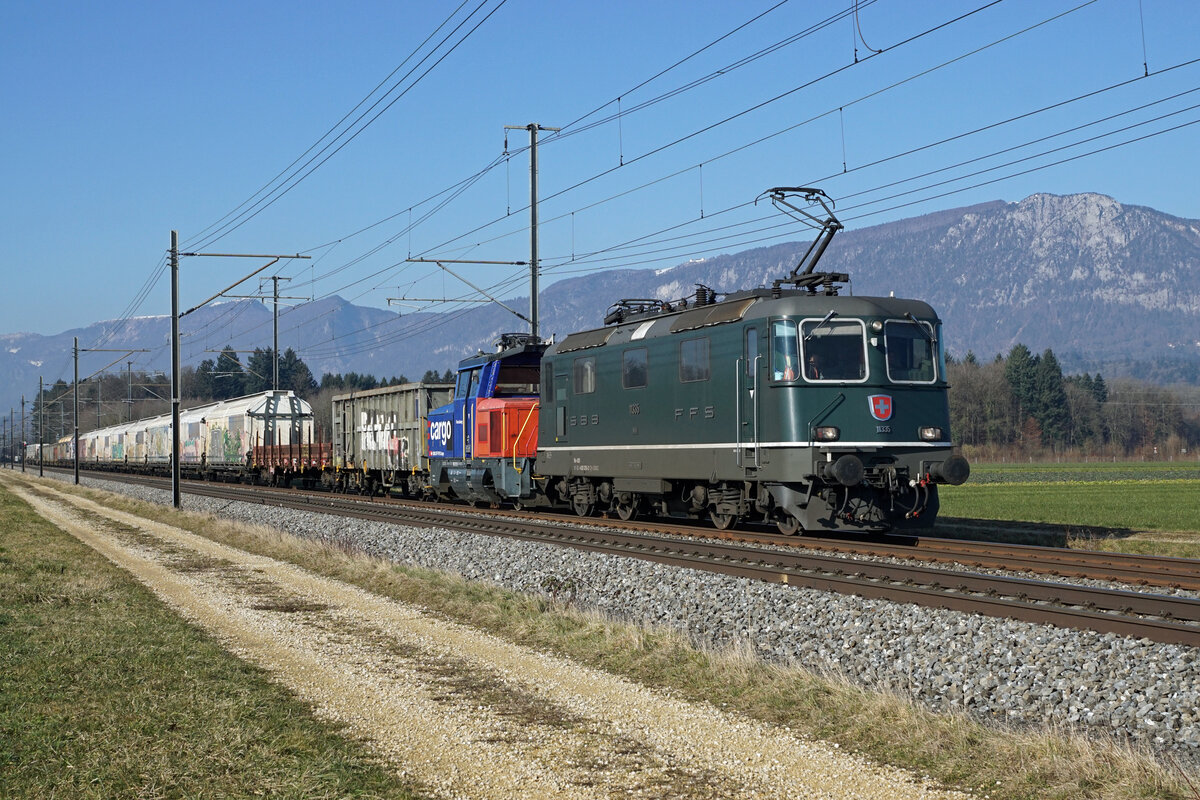 Re 420 335-2 mit Eem 923 geschleppt bei Deitingen am 10. Februar 2022.
Foto: Walter Ruetsch