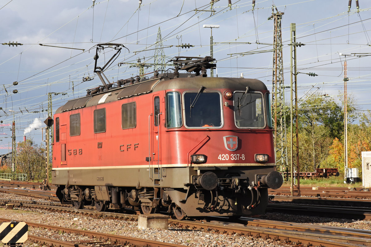 Re 420 337-8 durchfährt solo den badischen Bahnhof. Die Aufnahme stammt vom 06.11.2019.