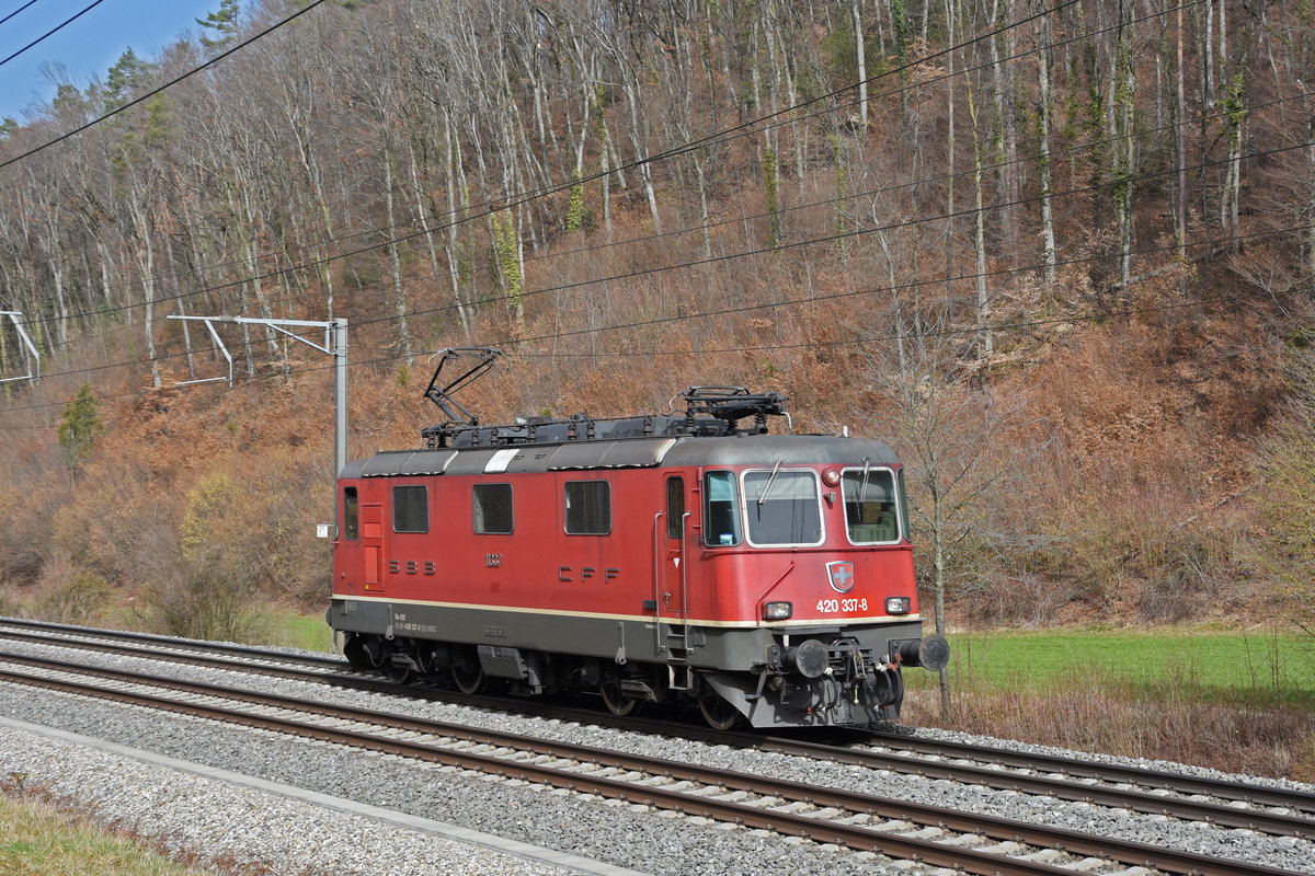 Re 420 337-8 fährt solo Richtung Bahnhof Tecknau. Die Aufnahme stammt vom 26.02.2021.