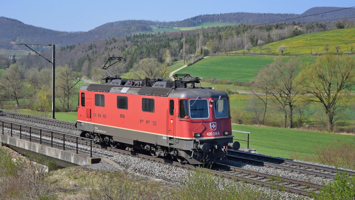 Re 420 338-6 auf dem Weg Richtung Effingen, Brugg, kurz nach Hornussen AG, aufgenommen am 07.04.2020.