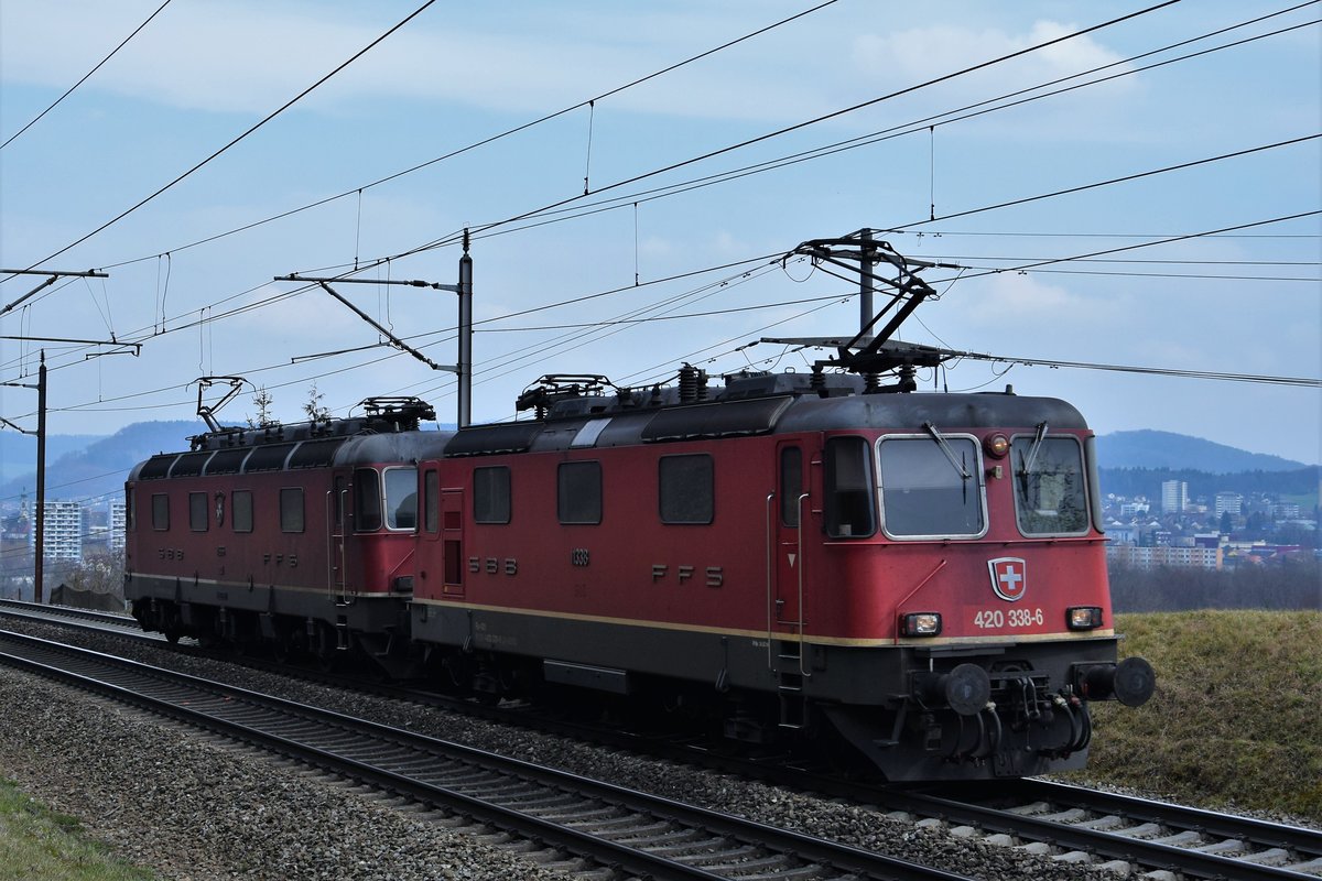Re 420 338-6 und Re 6/6 11666  Stein am Rhein  als Lokzug bei Umiken AG in Richtung Basel auf der Bözberg Südrampe am 27.03.2018