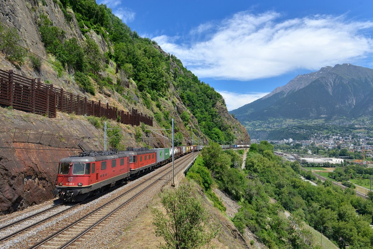 Re 420 339 und eine Re 620 mit einem KLV am 13.06.2017 bei Brigerbad.