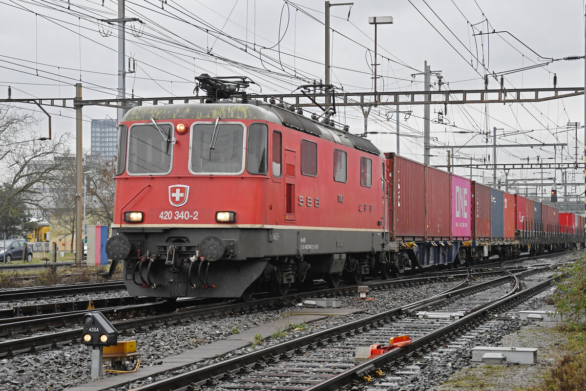 Re 420 340-2 durchfährt am 05.01.2024 den Bahnhof Pratteln.