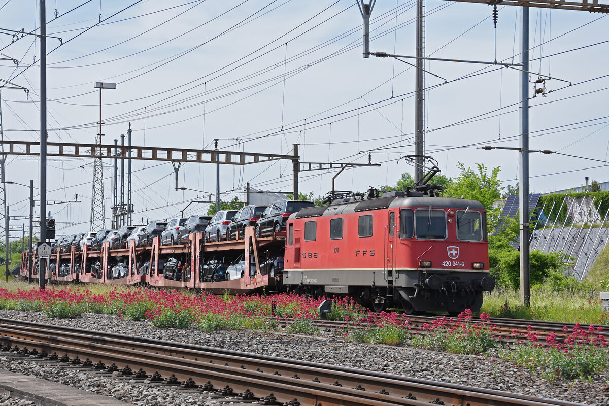 Re 420 341-0 durchfährt am 19.05.2025 den Bahnhof Pratteln.