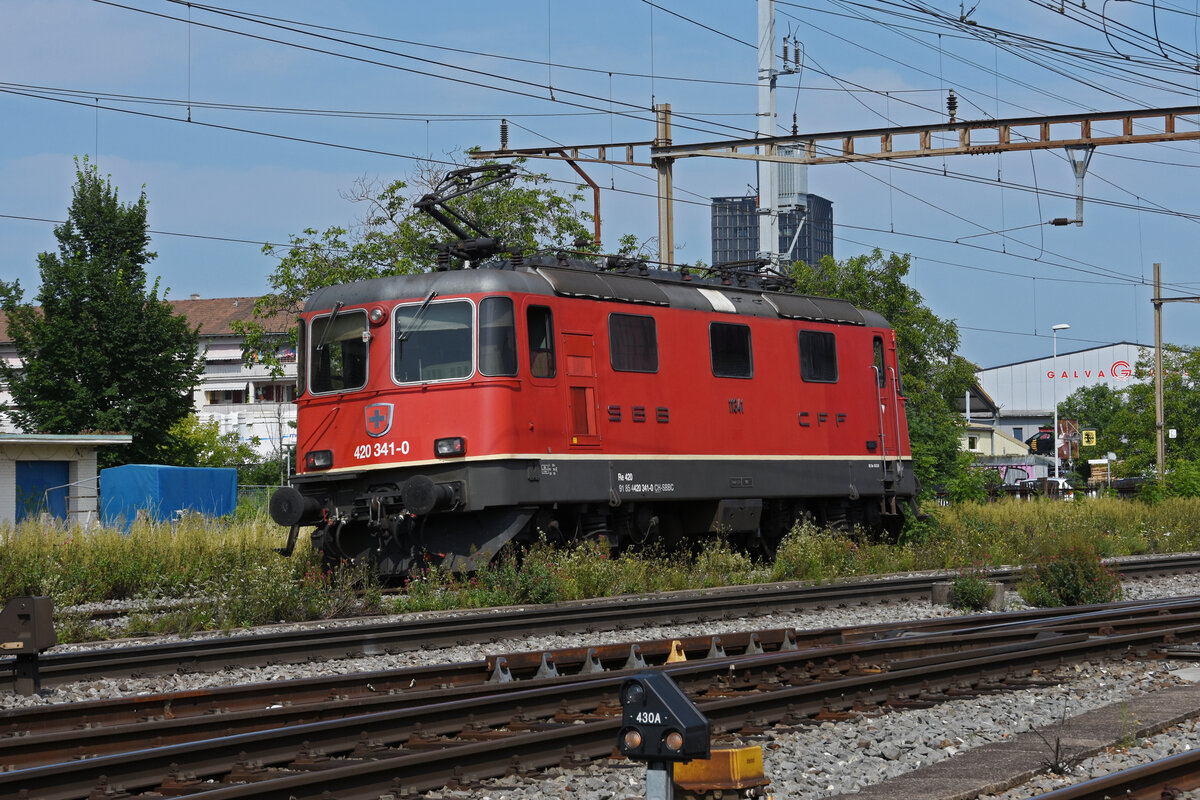 Re 420 341-0 durchfährt solo den Bahnhof Pratteln. Die Aufnahme stammt vom 23.07.2021.