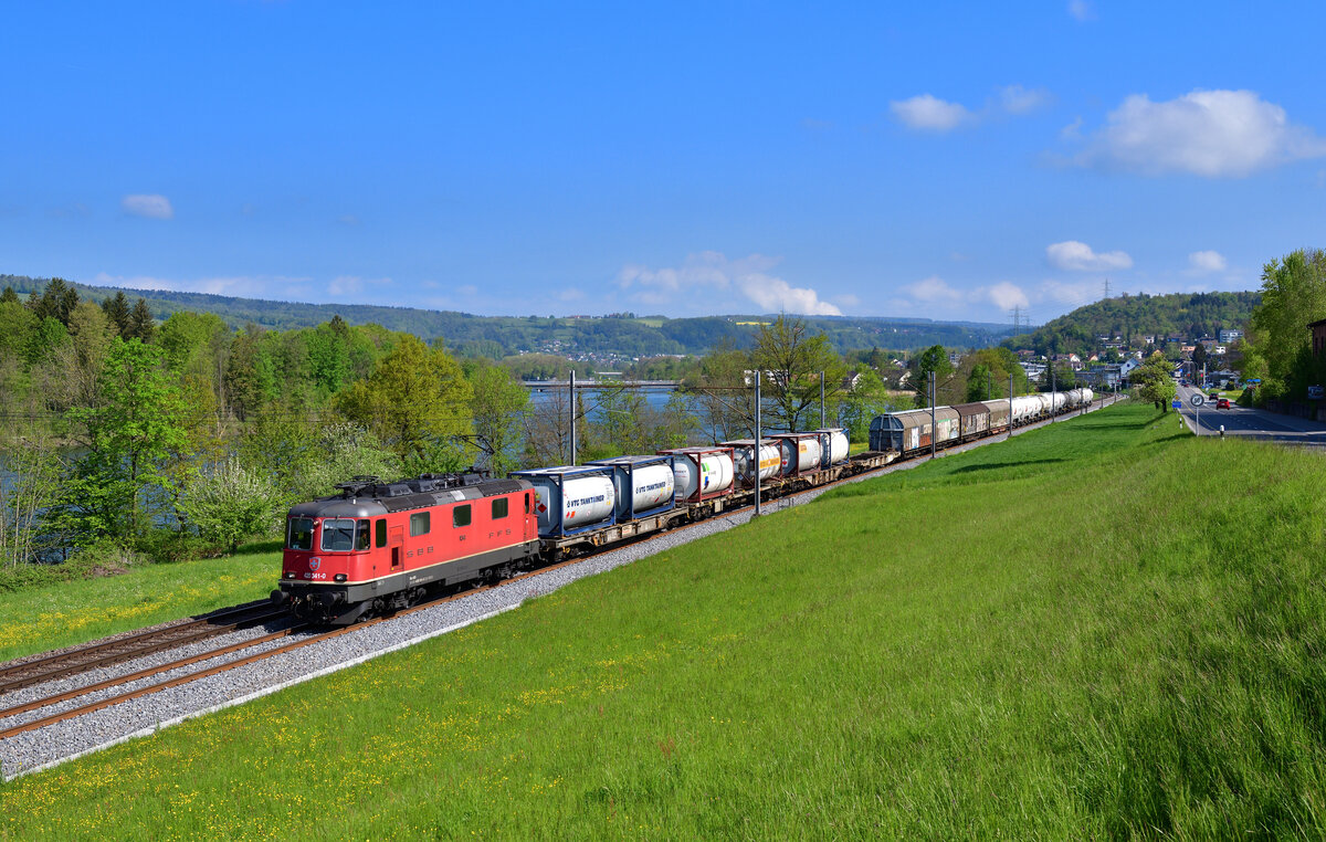 Re 420 341 mit einem Güterzug am 27.04.2022 bei Holderbank.