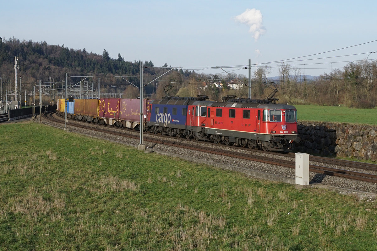 Re 420 342-8 und Re 620 012  REGENSDORF  als Re 10/10 mit einem langen Güterzug bei Roggwil im Dienste von SBB CARGO INTERNATIONAL auf der Fahrt in den Süden am 16. März 2020.
Foto: Walter Ruetsch