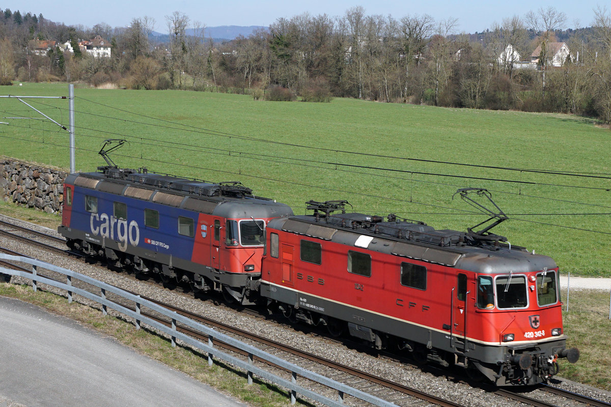 Re 420 342-8 und Re 620 012  REGENSDORF  als Re 10/10 Lokzug bei Roggwil im Dienste von SBB CARGO INTERNATIONAL auf der Fahrt in den Süden am 15. März 2020.
Foto: Walter Ruetsch