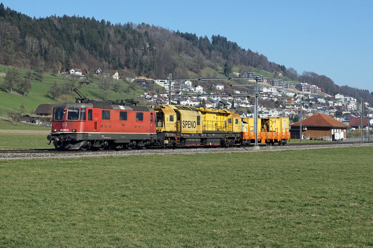 Re 420 343-6 mit Bauzug bei Egolzwil am 2. März 2021.
Foto: Walter Ruetsch