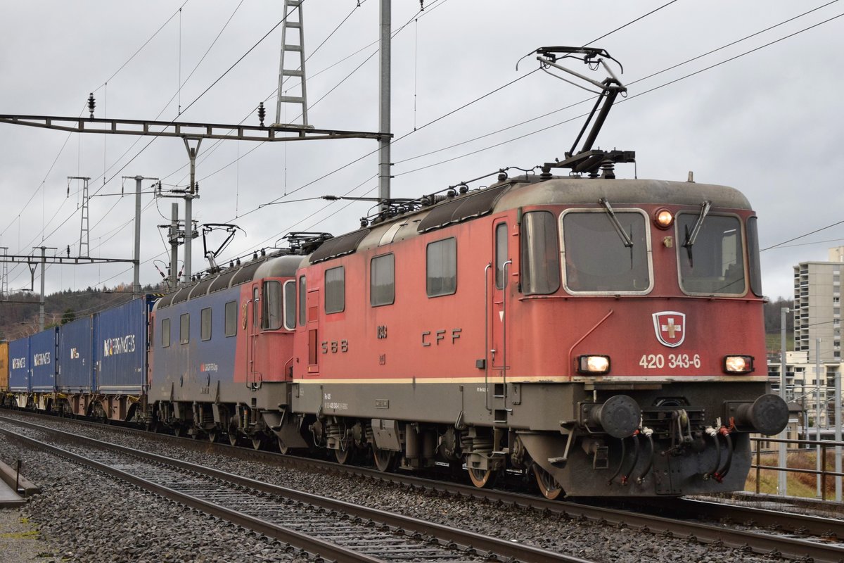 Re 420 343-6 ist zusammen mit Re 620 083-6  Amsteg-Silenen  am 13.12.2019 bei Brugg unterwegs in Richtung Othmarsingen.