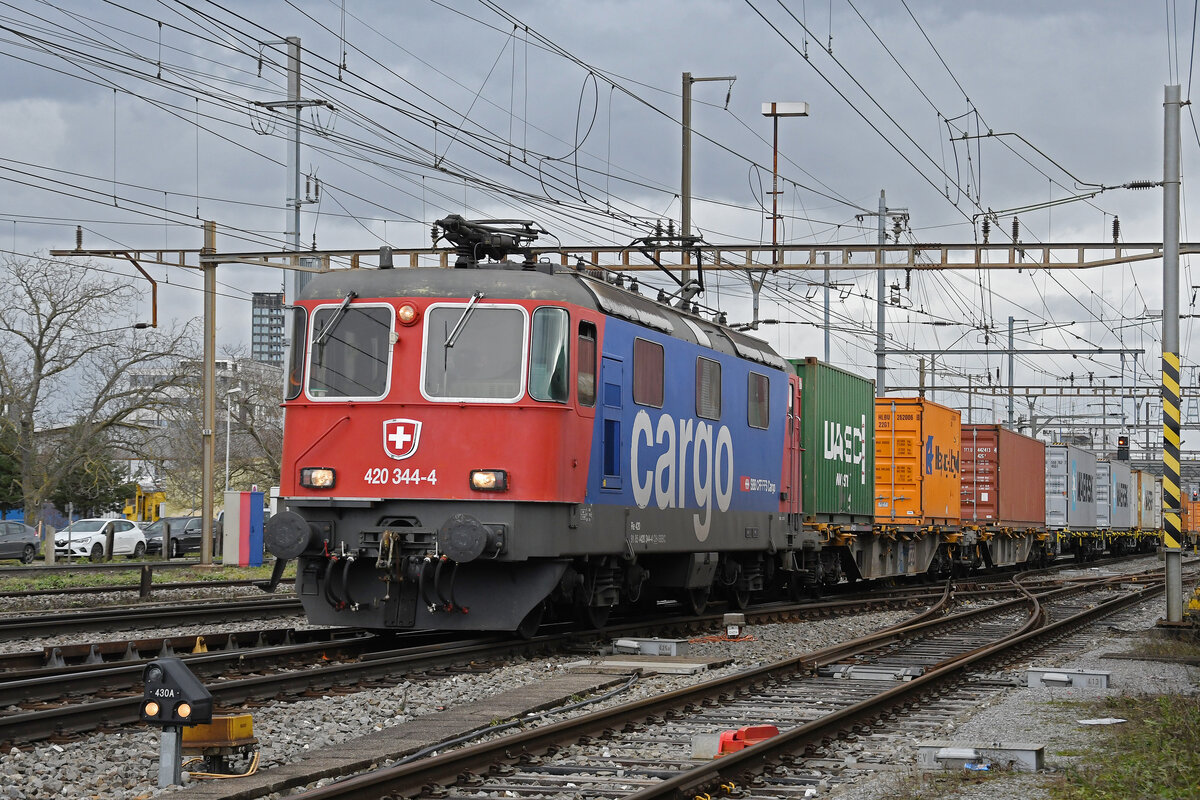 Re 420 344-4 durchfährt am 22.12.2022 den Bahnhof Pratteln.