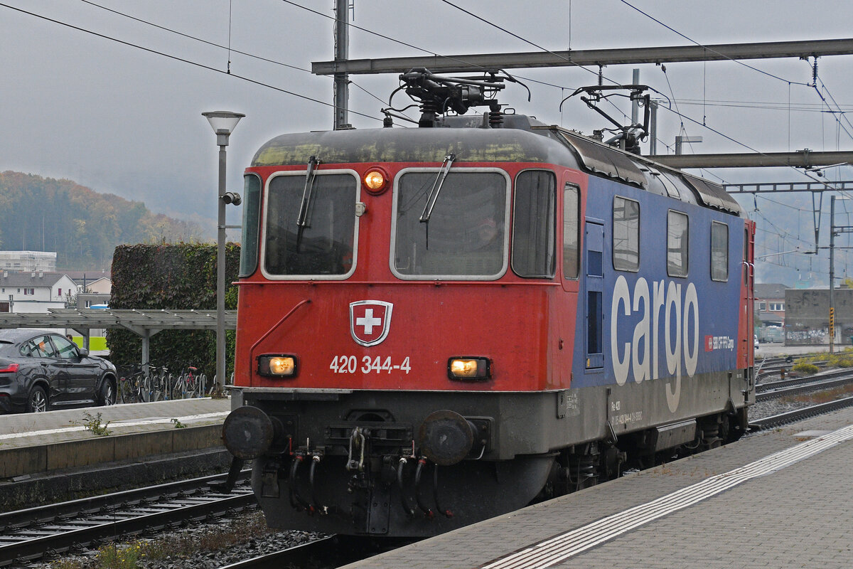 Re 420 344-4 durchfährt am 20.10.2025 solo den Bahnhof Pratteln.