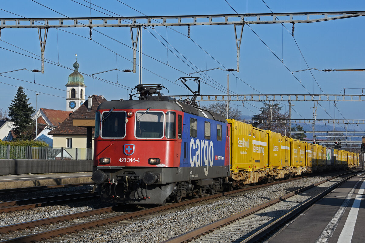 Re 420 344-4 durchfährt den Bahnhof Rupperswil. Die Aufnahme stammt vom 13.01.2022.
