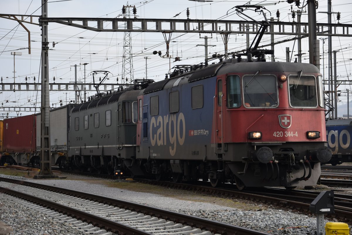 Re 420 344-4 kommt am 09.02.2018 zusammen mit Re 620 063-8 mit ihrem Güterzug im Güterbahnhof Muttenz an.