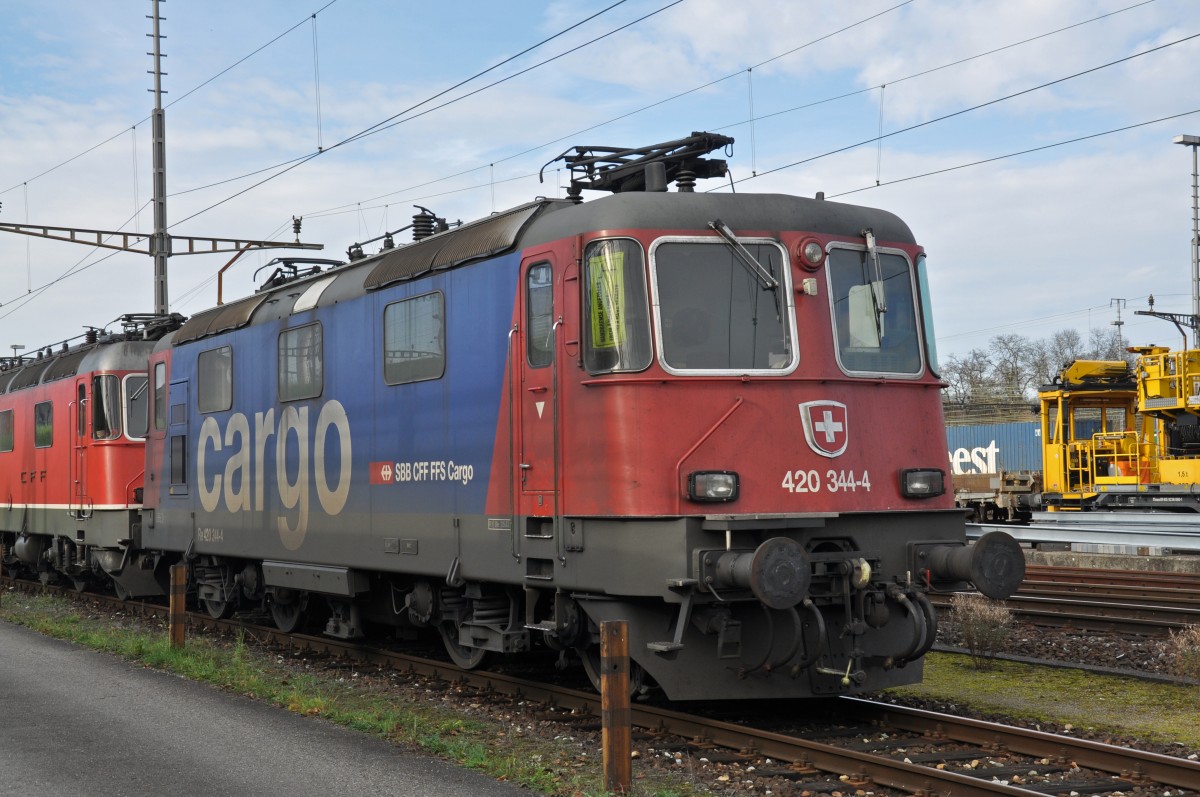 Re 420 344-4 wartet am Güterbahnhof in Muttenz auf den nächsten Einsatz. Die Aufnahme stammt vom 27.11.2014.