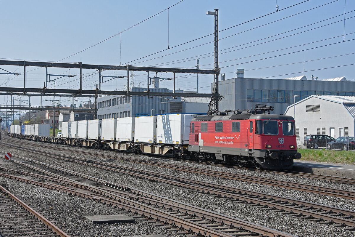Re 420 345-1 durchfährt den Bahnhof Rupperswil. Die Aufnahme stammt vom 28.03.2022.