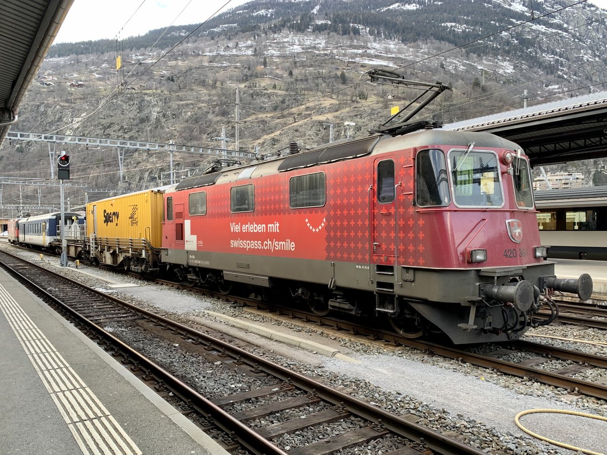 Re 420 345 SwissPass Smile mit einem Messzug im Bahnhof Brig.