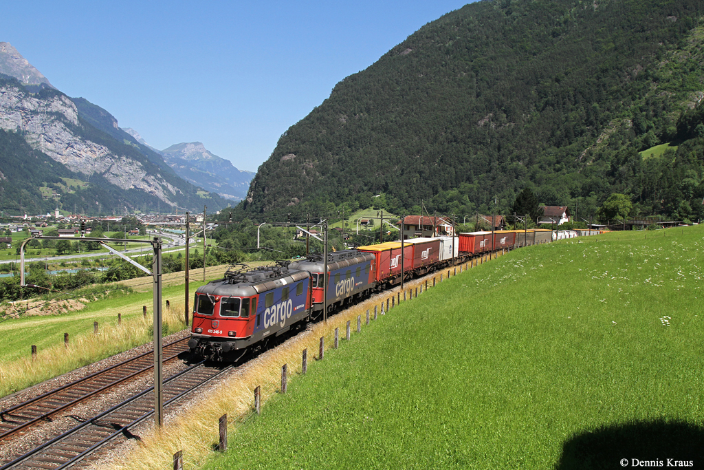 Re 420 346 + Re 620 075 mit KLV Zug am 30.06.2015 bei Erstfeld.
