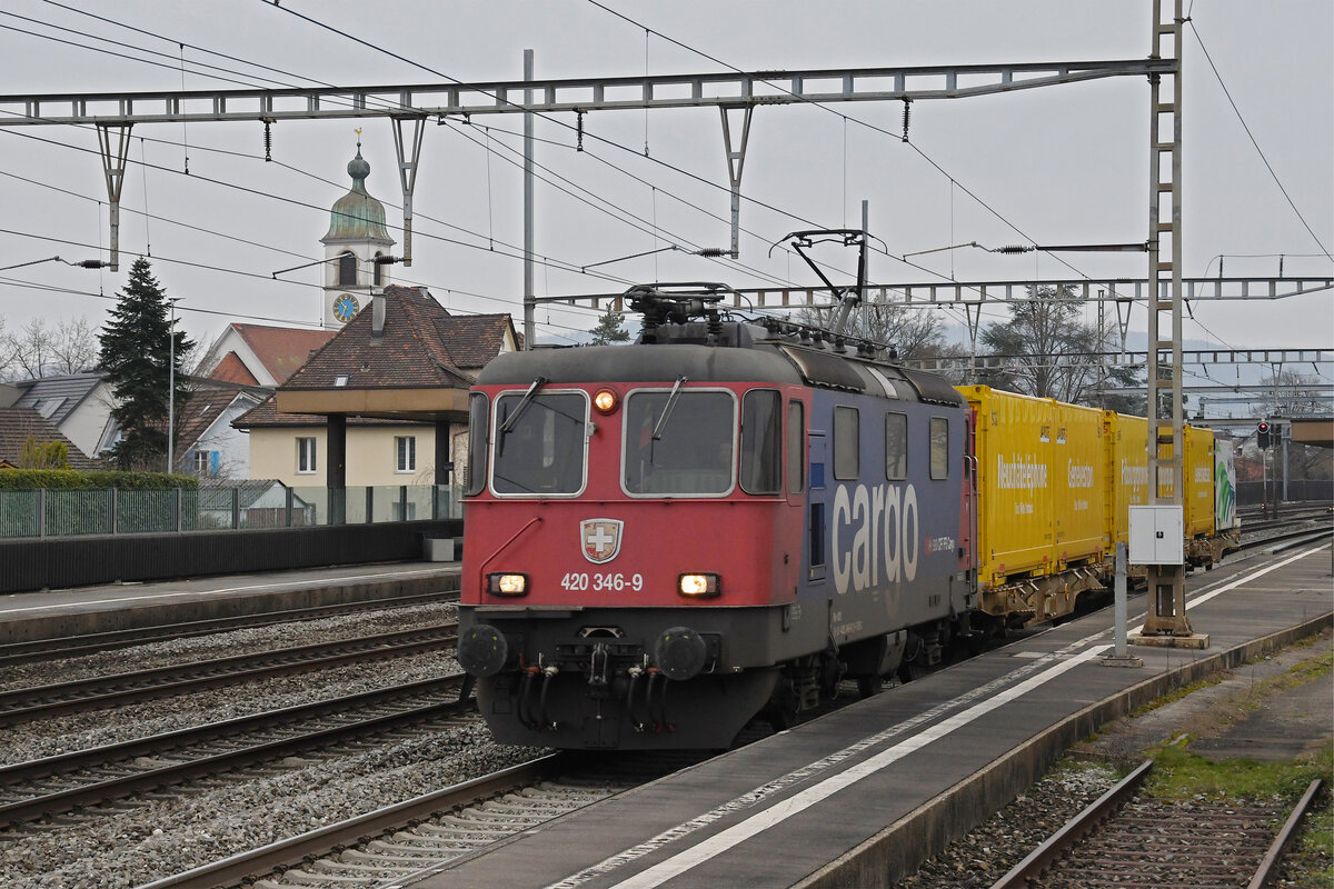 Re 420 346-9 durchfährt am 26.01.2023 den Bahnhof Rupperswil.