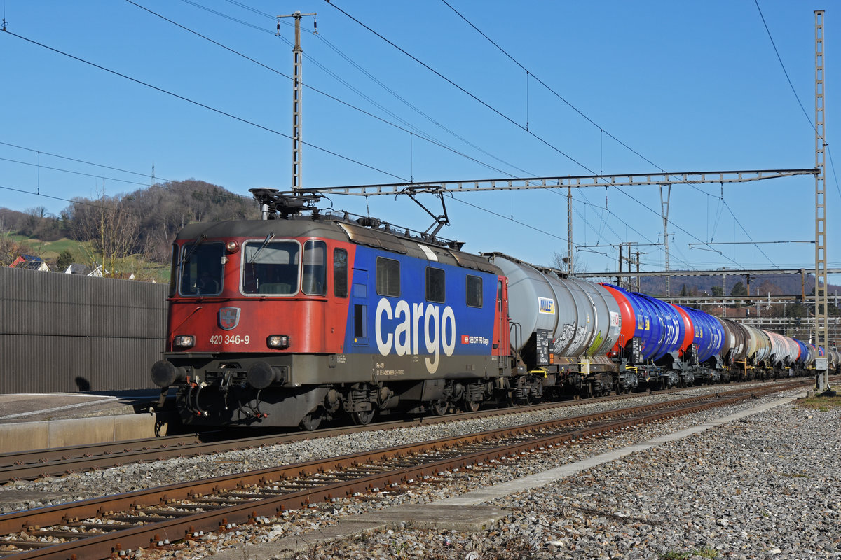 Re 420 346-9 durchfährt den Bahnhof Gelterkinden. Die Aufnahme stammt vom 07.02.2020.