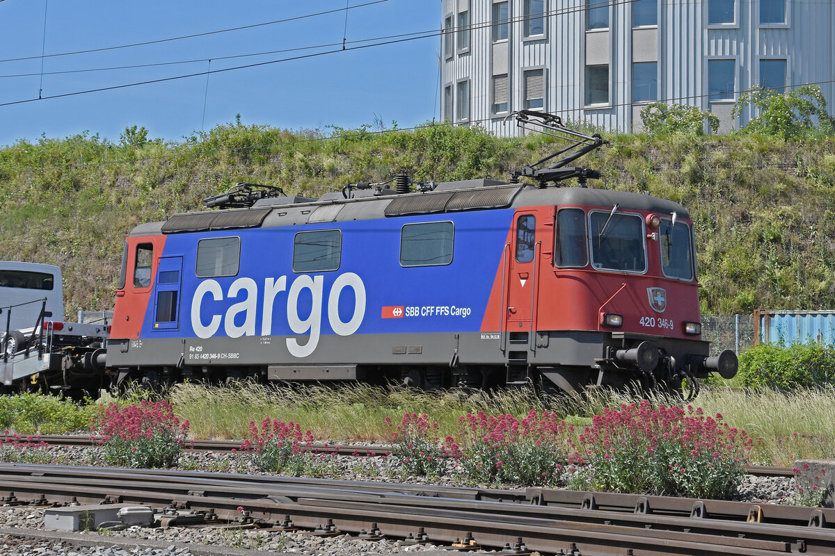 Re 420 346-9 durchfährt den Bahnhof Pratteln. Die Aufnahme stammt vom 18.05.2022.