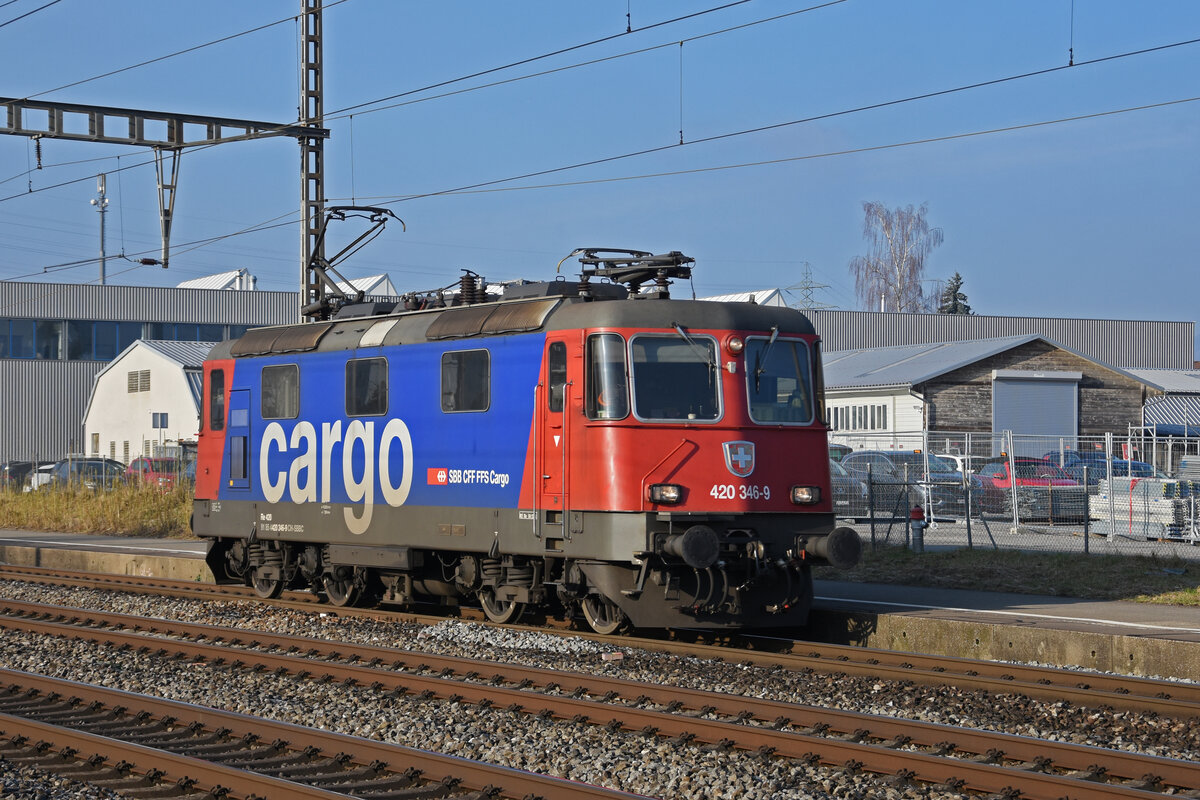 Re 420 346-9 durchfährt solo den Bahnhof Rupperswil. Die Aufnahme stammt vom 13.01.2022.