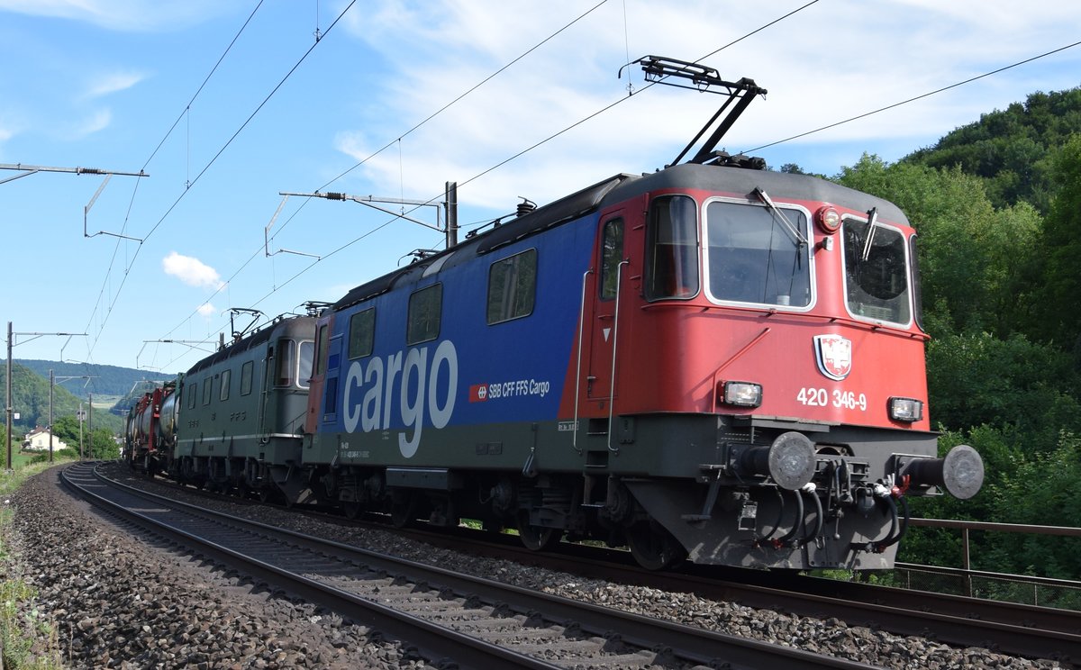 Re 420 346-9 zieht zusammen mit Re 6/6 11663  Eglisau  am 04.07.2017 ihren Güterzug bei Gelterkinden in Richtung Basel.

Zum Fotostandort: Aufgenommen auf der gemähten, nicht abgesperrten Wiese, zugänglich vom Feldweg welcher neben der Bahnlinie entlang führt, mein Standort bei der Bahnbrücke welche über die Hauptstrasse führt in genügendem Abstand zum Gleis.