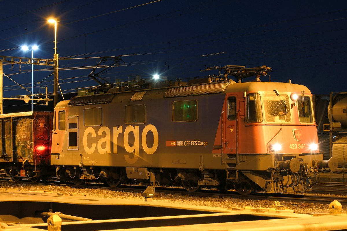 Re 420 347-7 hat soeben einen Nahgüterzug vom RBL nach Lupfig AG gebracht. Aufgenommen am Abend des 29.06.2020.