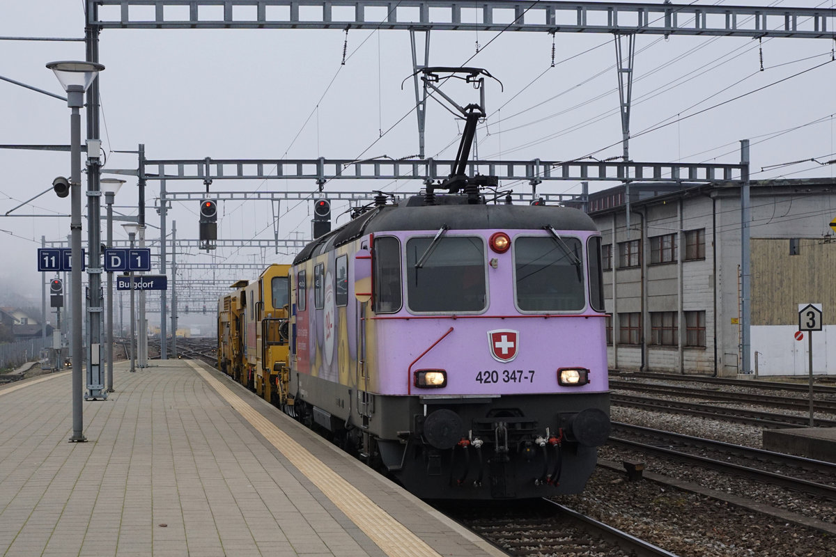 Re 420 347-7 mit Bauzug Burgdorf-Rangierbahnhof Olten in Burgdorf am 27. November 2020.
Foto: Walter Ruetsch