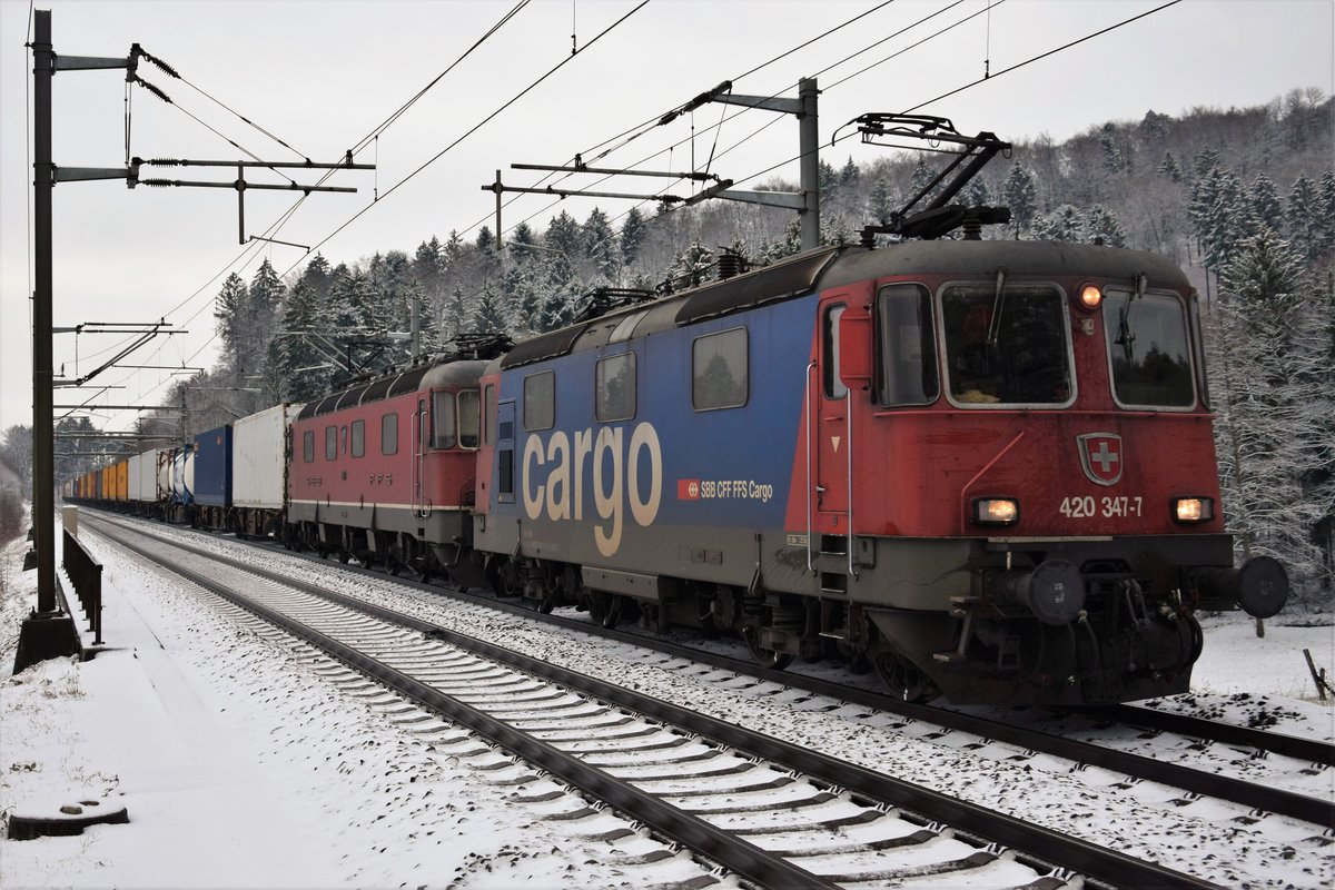 Re 420 347-7 zieht am 05.01.2019 zusammen mit Re 6/6 11671  Othmarsingen  einen Güterzug bei Villnachern AG auf der Bözberg Südrampe in Richtung Süden.