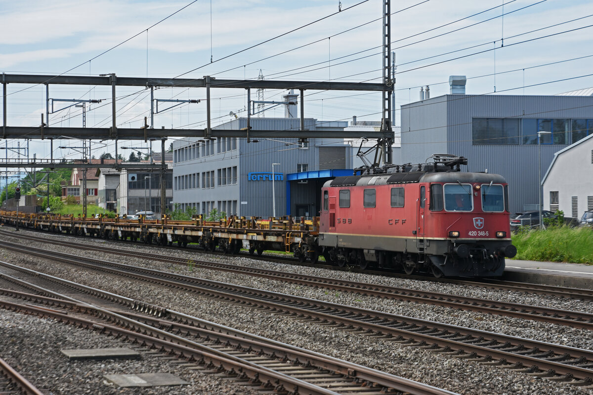 Re 420 348-5 durchfährt den Bahnhof Rupperswil. Die Aufnahme stammt vom 12.05.2022.