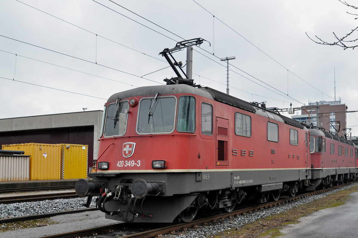 Re 420 349 (11349) wartet beim Güterbahnhof Muttenz auf den nächsten Einsatz. Die Aufnahme stammt vom 06.02.2017.