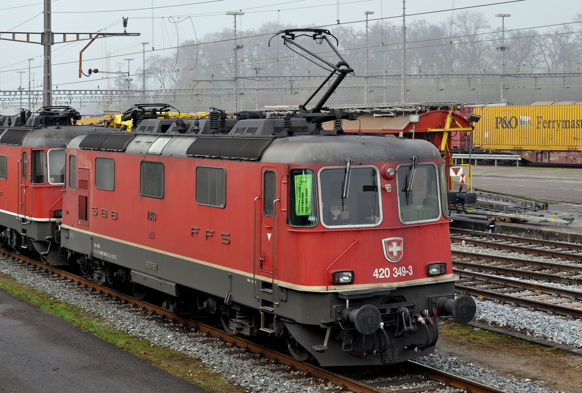 Re 420 349-3 (11349) ist beim Güterbahnhof Muttenz abgestellt. Die Aufnahme stammt vom 12.12.2016.