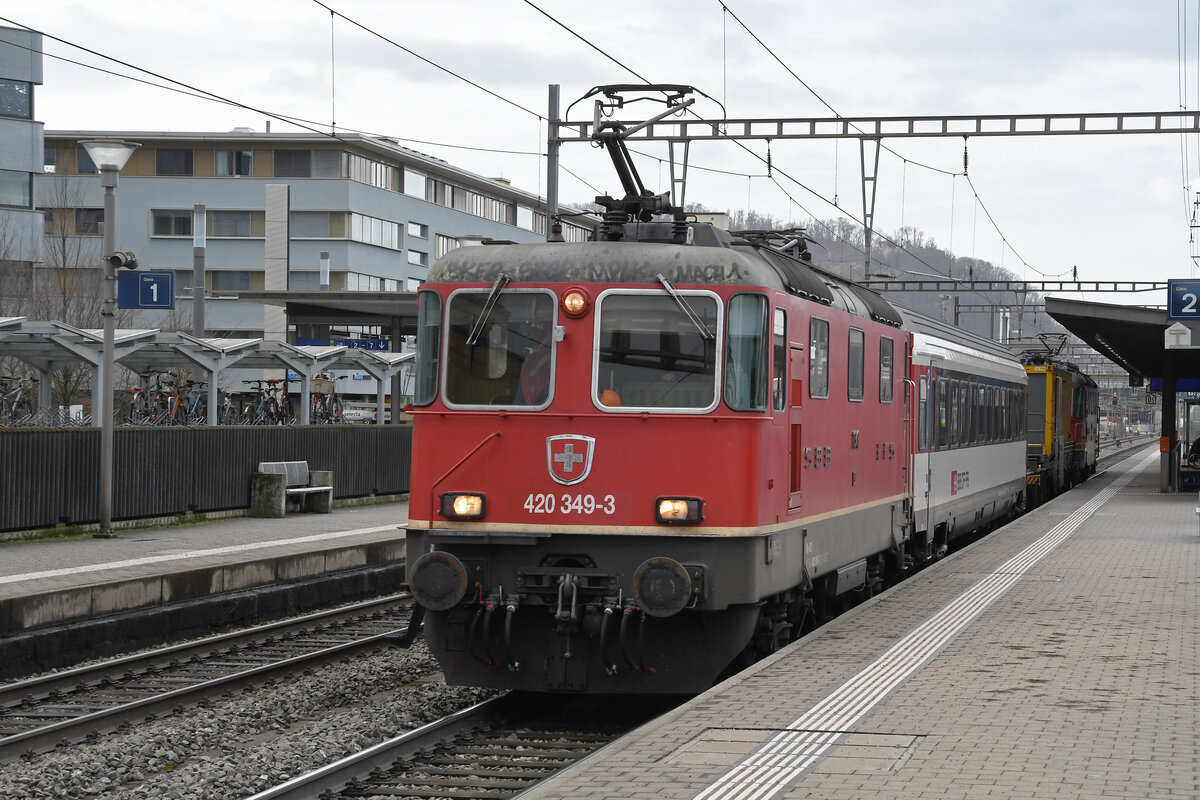 Re 420 349-3 durchfährt am 08.02.2024 den Bahnhof Pratteln.