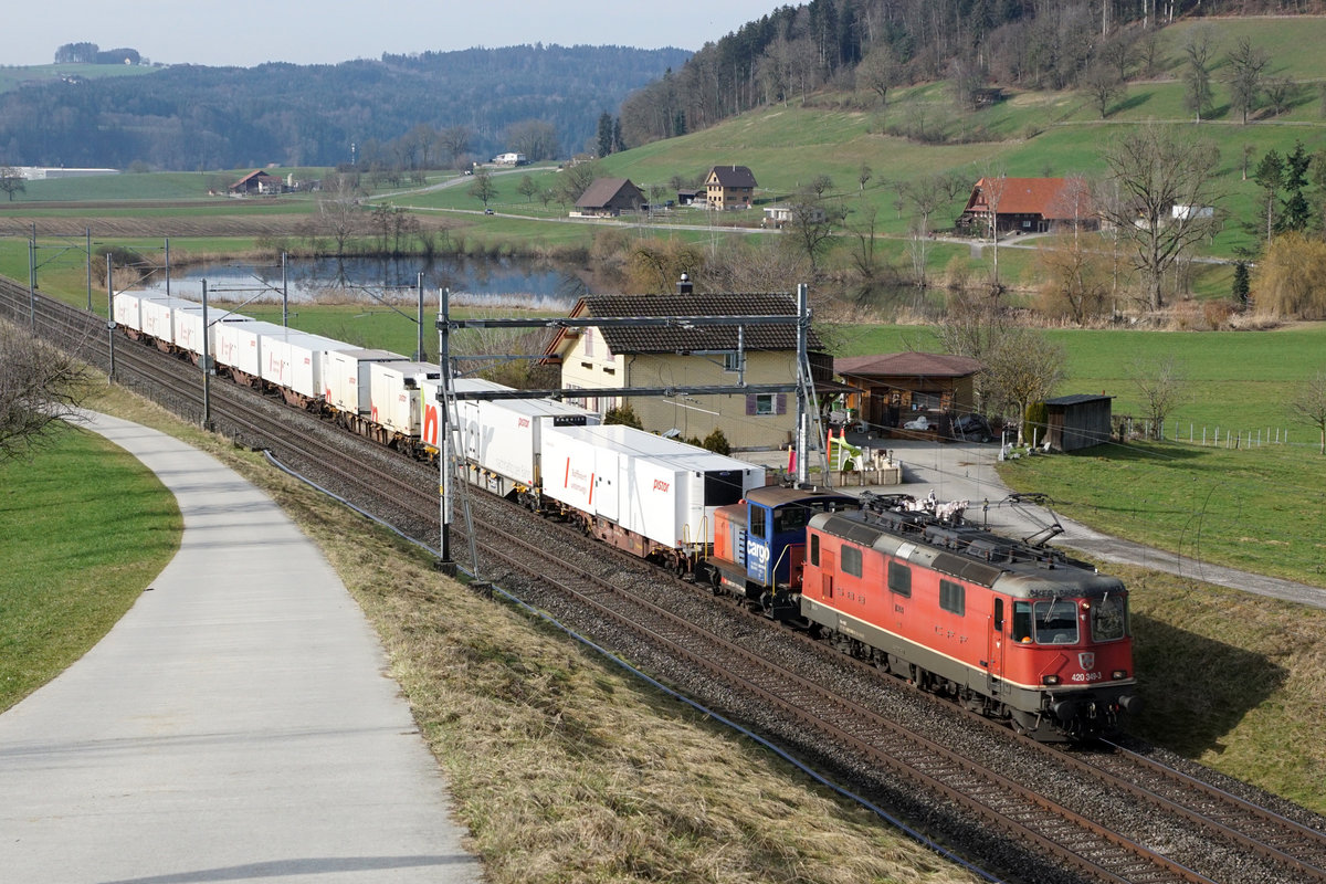 Re 420 349-3 mit einem Containerzug für Pistor bei Wauwil auf der Fahrt nach Rothenburg am 5. Februar 2021.
Für die Rangierfahrten wird der Tm 232 gleich mitgeführt.
Foto: Walter Ruetsch