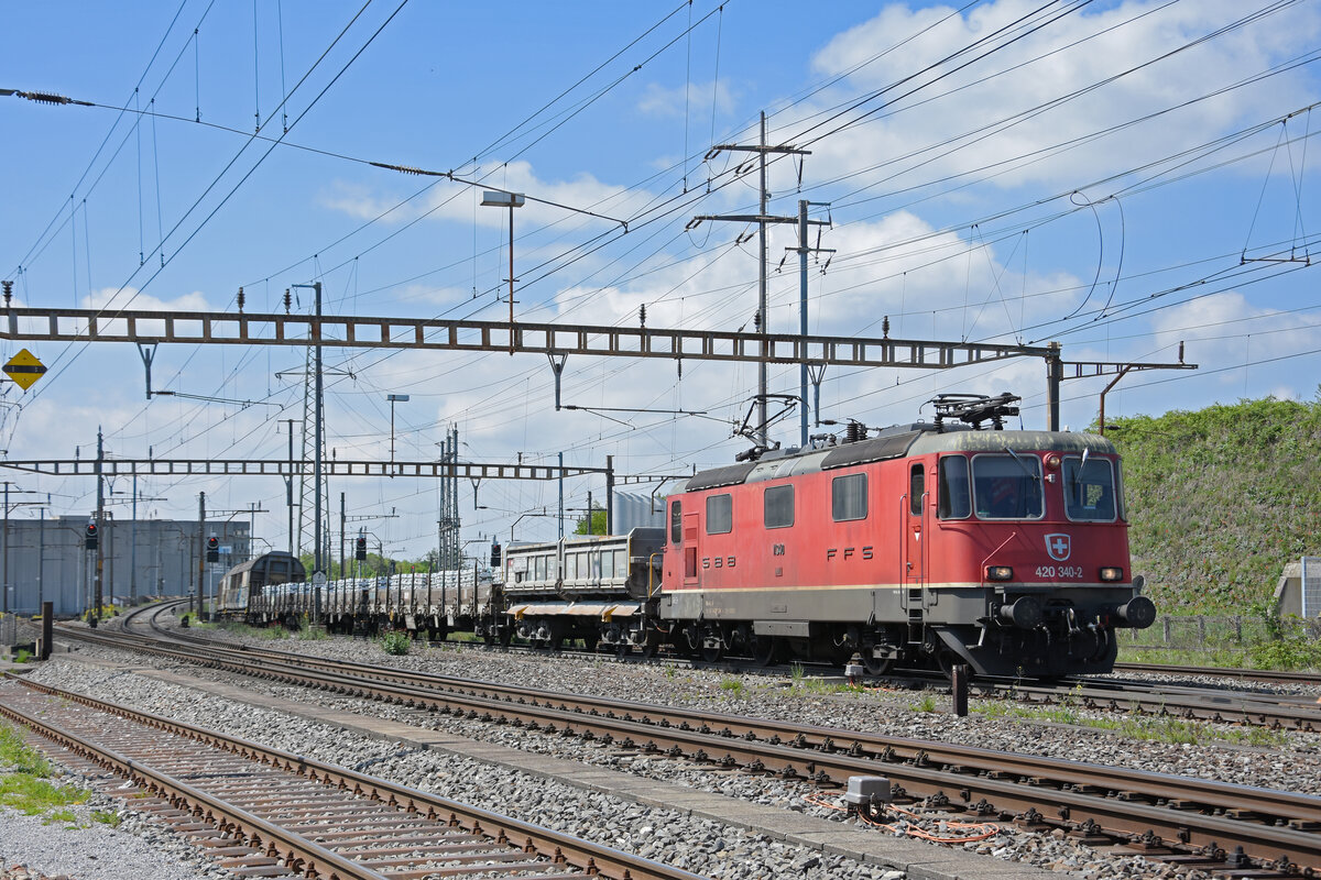 Re 420 430-2 durchfährt den Bahnhof Pratteln. Die Aufnahme stammt vom 27.04.2022.