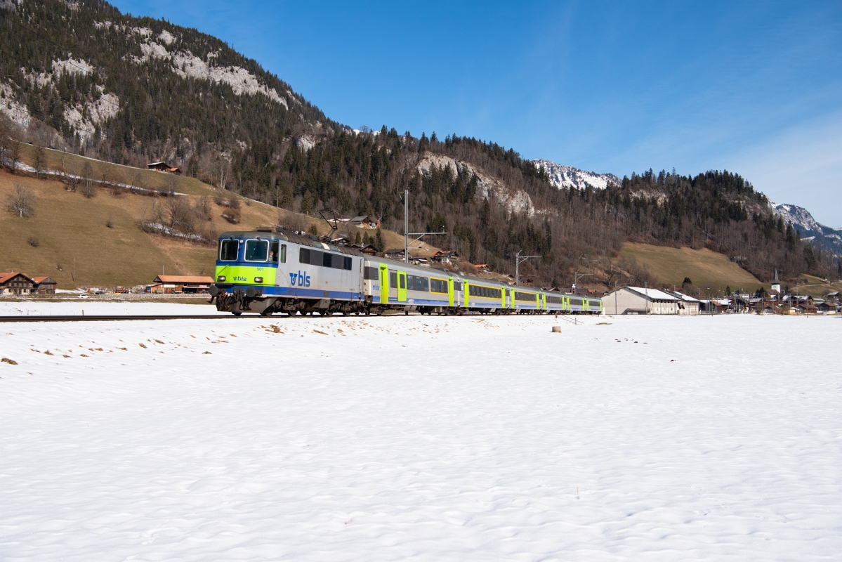 Re 420 501-9 der BLS am 09.02.2020 mit dem RE 4069 bei Boltigen.