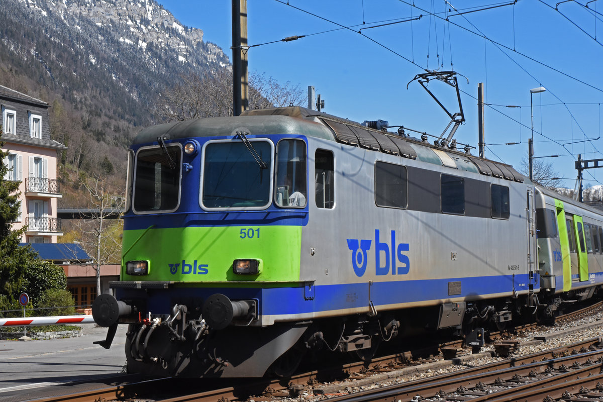 Re 420 501-9 der BLS (ex SBB 11110) verlässt den Bahnhof Interlaken Ost. Die Aufnahme stammt vom 08.04.2021.