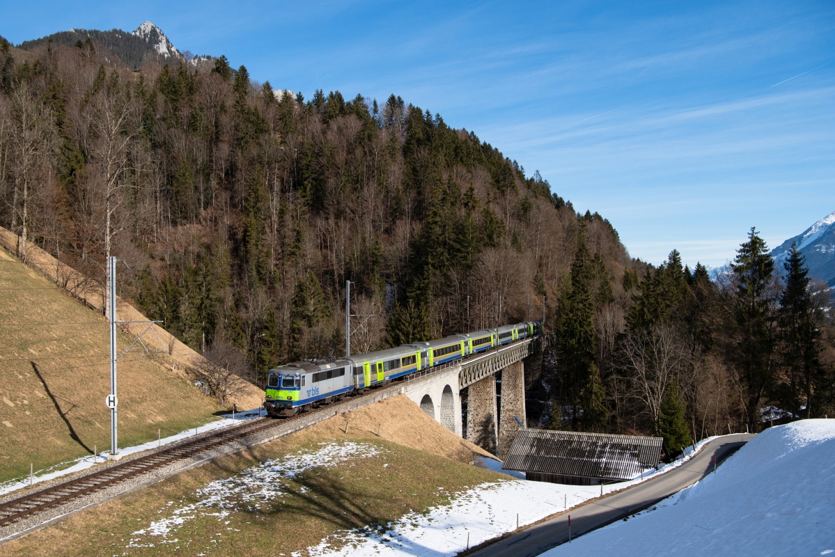 Re 420 502-7 der BLS am 09.02.2020 mit dem RE 4073 bei Weissenburg.