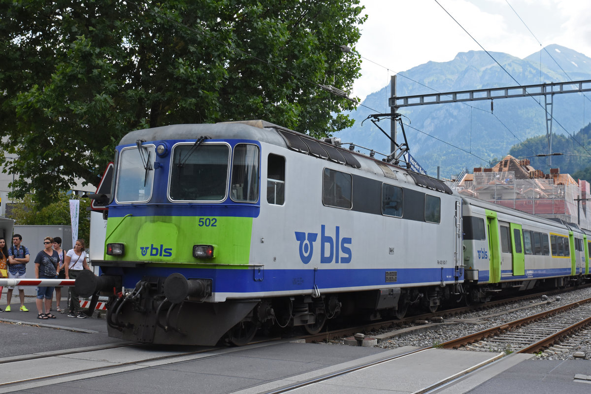 Re 420 502-7 (ex SBB 11117) fährt beim Bahnhof Interlaken West ein. Die Aufnahme stammt vom 25.07.2018.