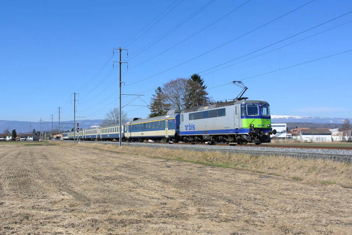 Re 420 502-7 mit dem BLS Reserve EWI Pendel als Ersatz RE 3933 kurz nach Mntschemier, 06.03.2015.
