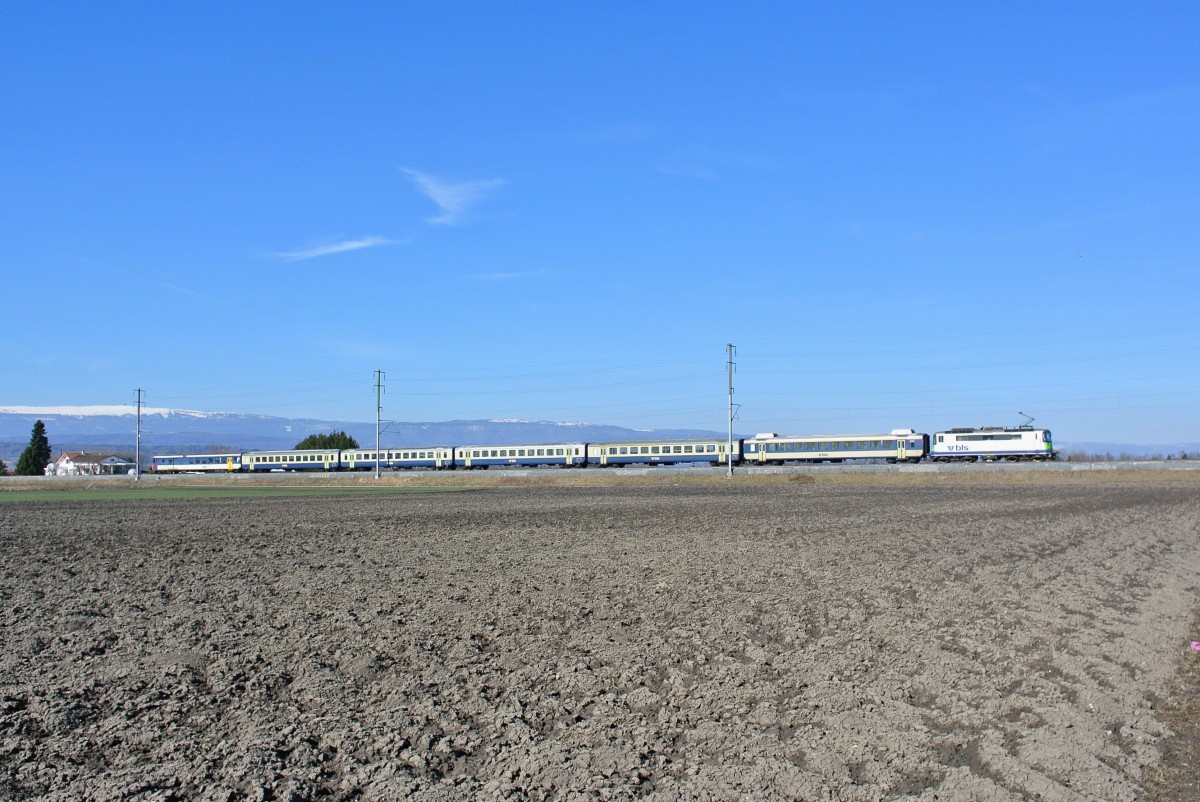 Re 420 502-7 mit dem BLS Reserve EWI Pendel als Ersatz RE 3941 kurz vor Kerzers, 06.03.2015. 


